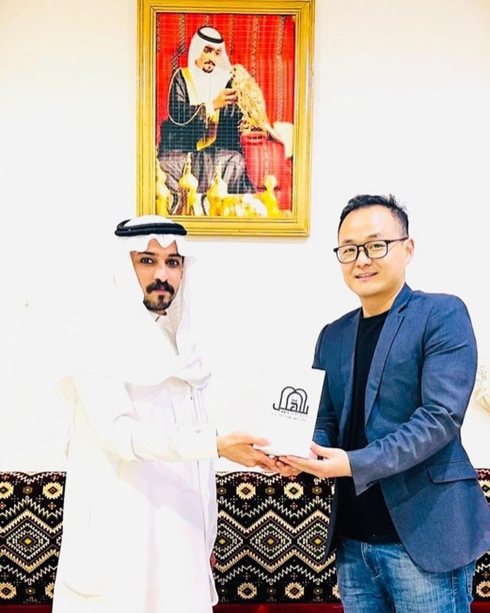 الشريف سهيل يُكرِّم أعضاء الوفد الصيني